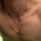 Close-up of the twisted rope link pattern in gold tone