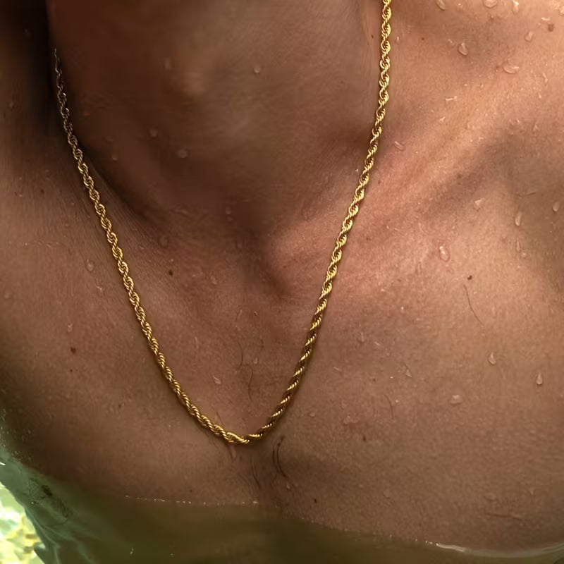 Close-up of the twisted rope link pattern in gold tone