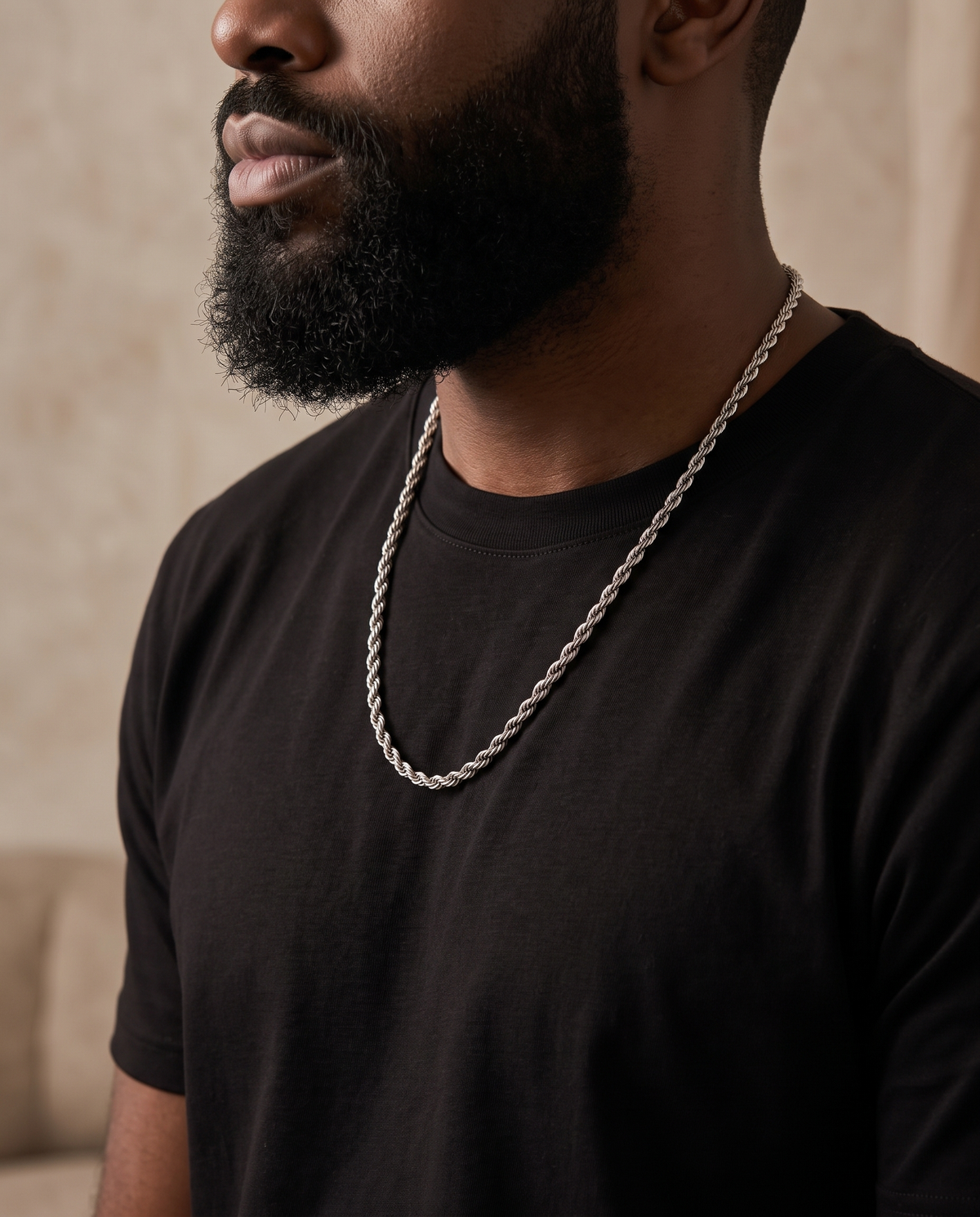 Man wearing a 5mm silver rope chain with a black T-shirt
